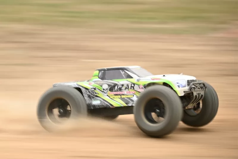 Camion électrique électrique tout-terrain à 10 échelles 4WD 2.4G sans balais RTR # RH1072