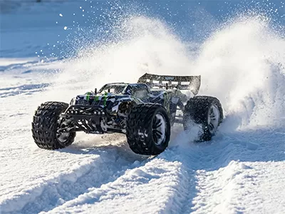 Comment imperméabiliser et toner votre voiture RC pour l'hiver Snow Bashing