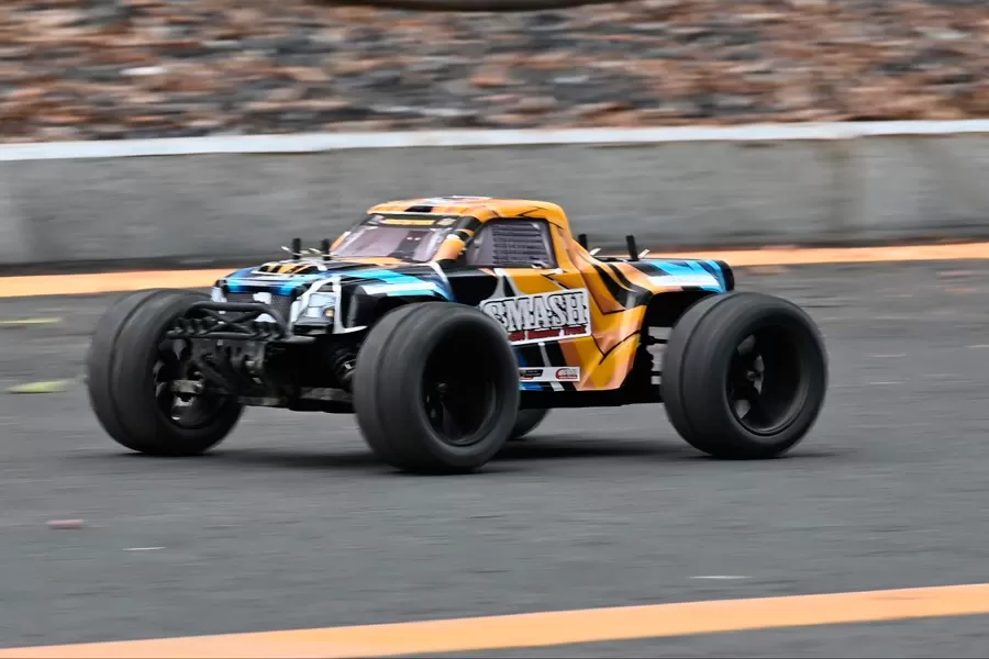 Camion électrique électrique tout-terrain à 10 échelles 4WD 2.4G sans balais RTR # RH1066